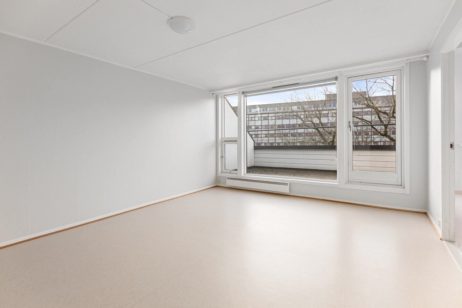 En lys og luftig 2-roms med solrik takterrasse, arealeffektiv planløsning og stort potensiale Galleribilde