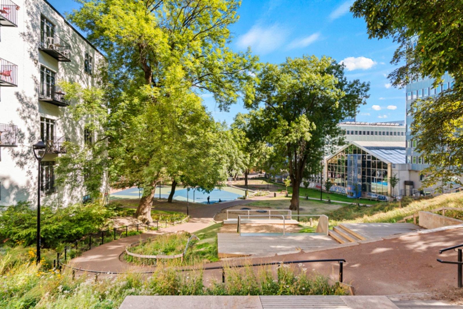 Her er det flotte opparbeidet arealer med lekeplass og Tuftepark. Galleribilde