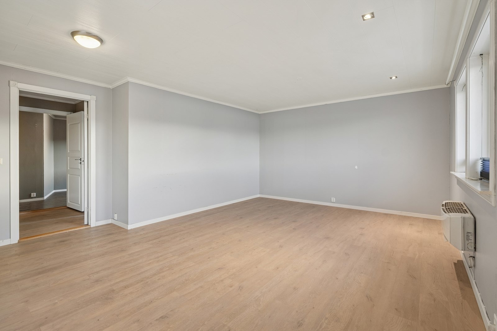 Åpen stue/ kjøkkenløsning. Her er det gode innredningsmuligheter. De malte veggene gir et moderne uttrykk. Galleribilde