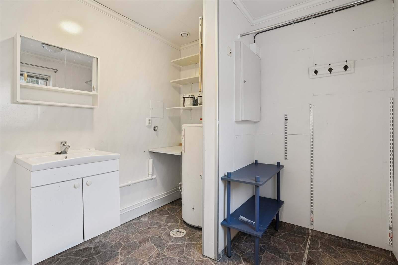 Vaskerommet er oppgradert i 2010 med vinylbelegg på gulvet og baderomsplater på veggene. Det har naturlig ventilasjon og opplegg for vaskemaskin. Galleribilde