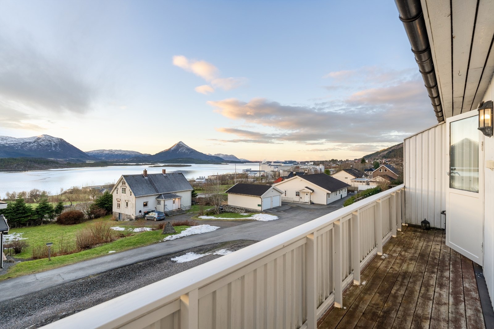 Balkongen gir panoramautsikt over nærliggende område og ut over fjellene, perfekt for å nyte flotte solnedganger. Galleribilde