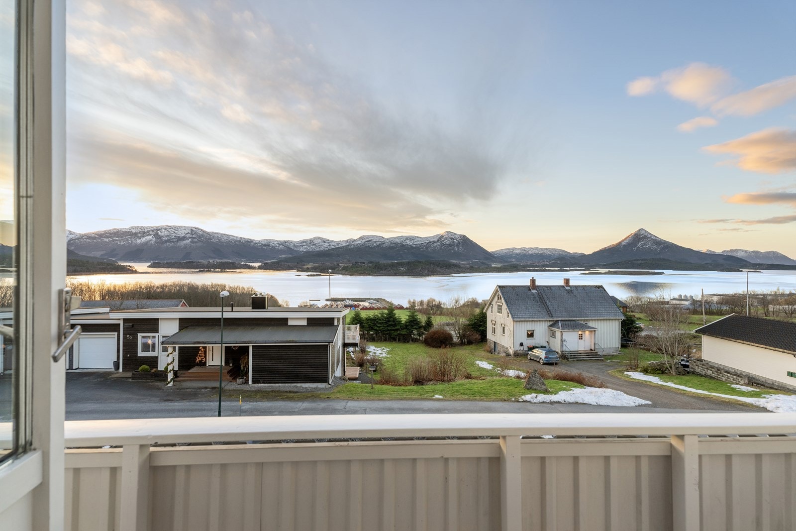 DNB Eiendom ved Bendik Joten Tangen har gleden av og presentere Hatlebakken 23, en romslig 4-roms leilighet med garasjeplass! Galleribilde