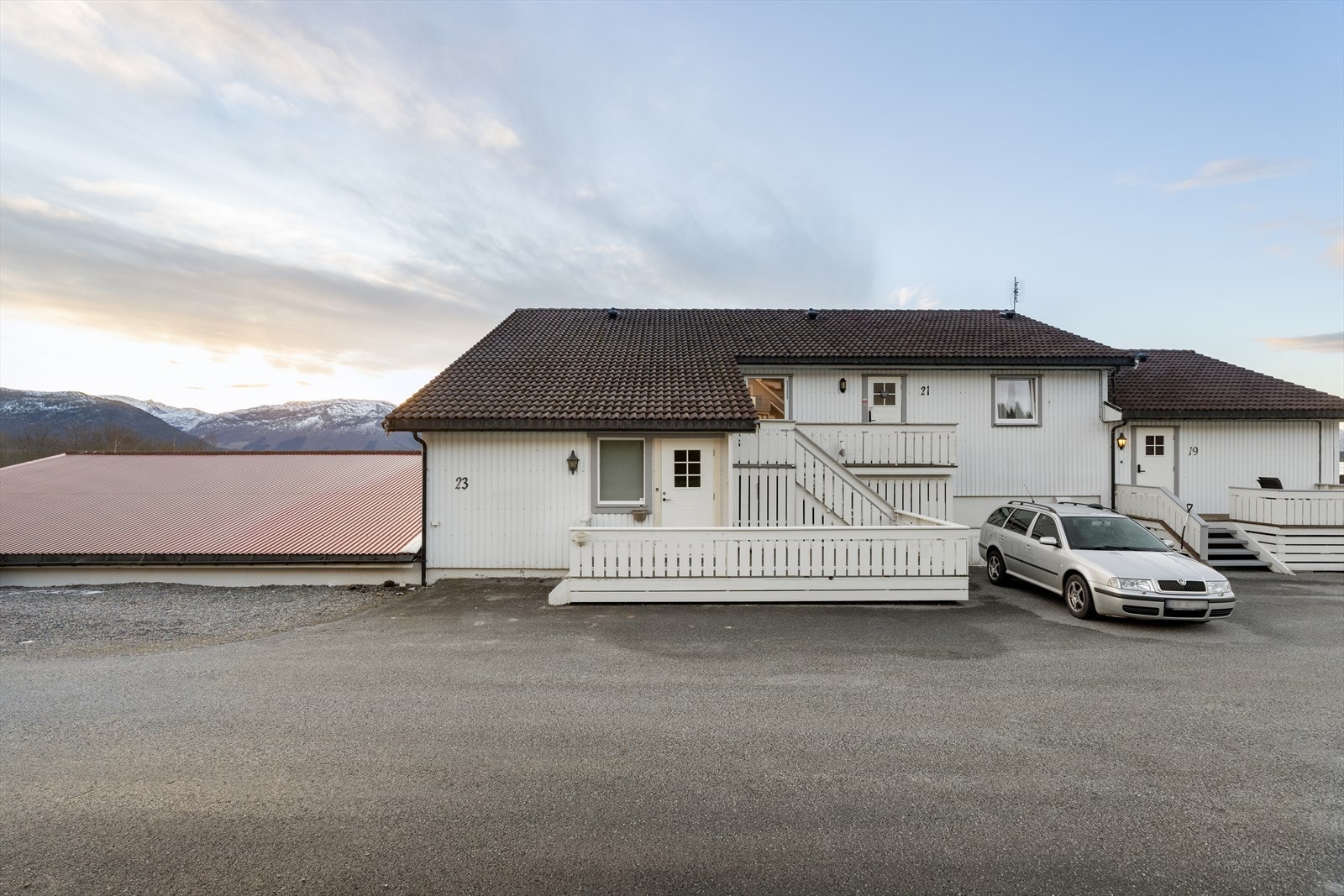 Terrassen ved inngangspartiet er oppført i trekonstruksjon fra 2010, og gir en innbydende velkomst til boligen. Galleribilde