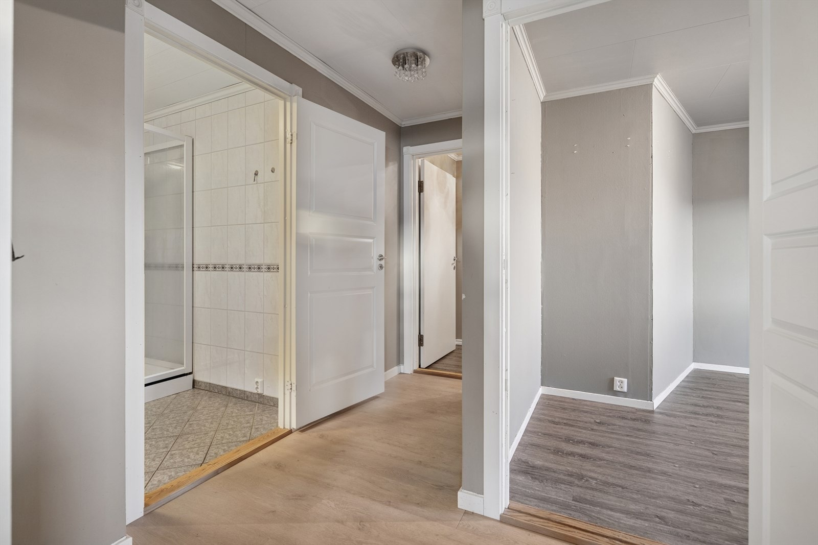 Romslig gang malt i moderne og lune farger. Galleribilde