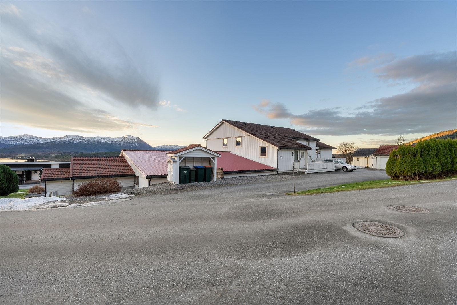 Hyggelig og barnevennlig område med kort avstand til skoler og barnehager. Galleribilde