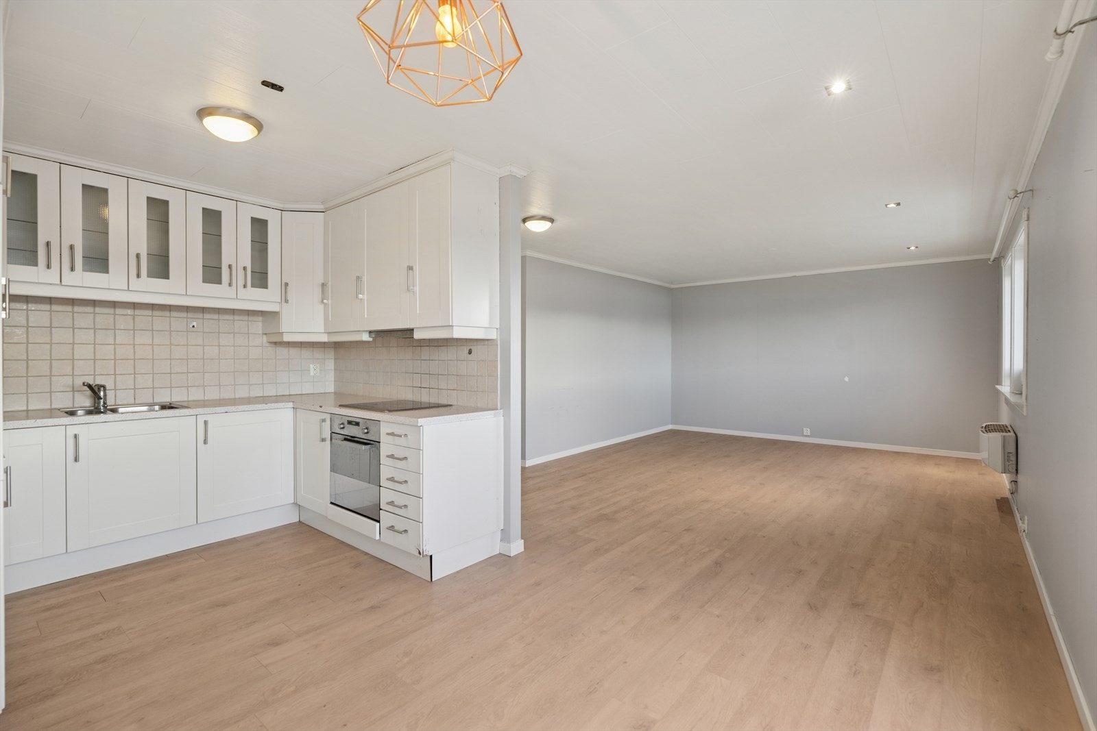 Direkte forbindelse til stue gir en åpen løsning mellom kjøkken og oppholdsrom. Galleribilde