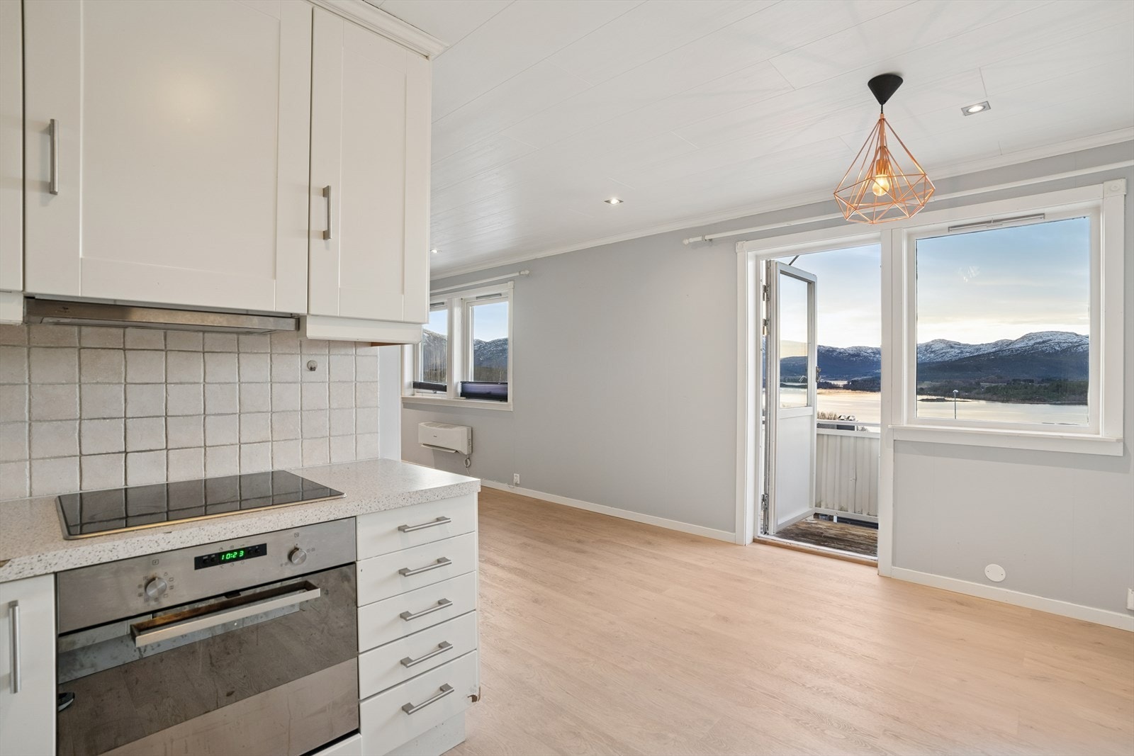 Fra kjøkkenet har man utgang til en balkong. Galleribilde