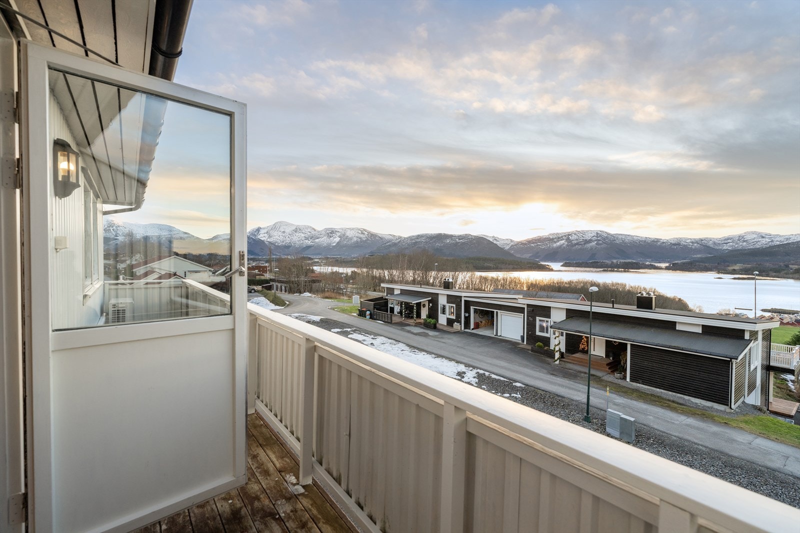 Balkongen er oppført i trekonstruksjon med terrassebord og rekkverk, og har flott utsikt ut over fjell og sjø- Galleribilde