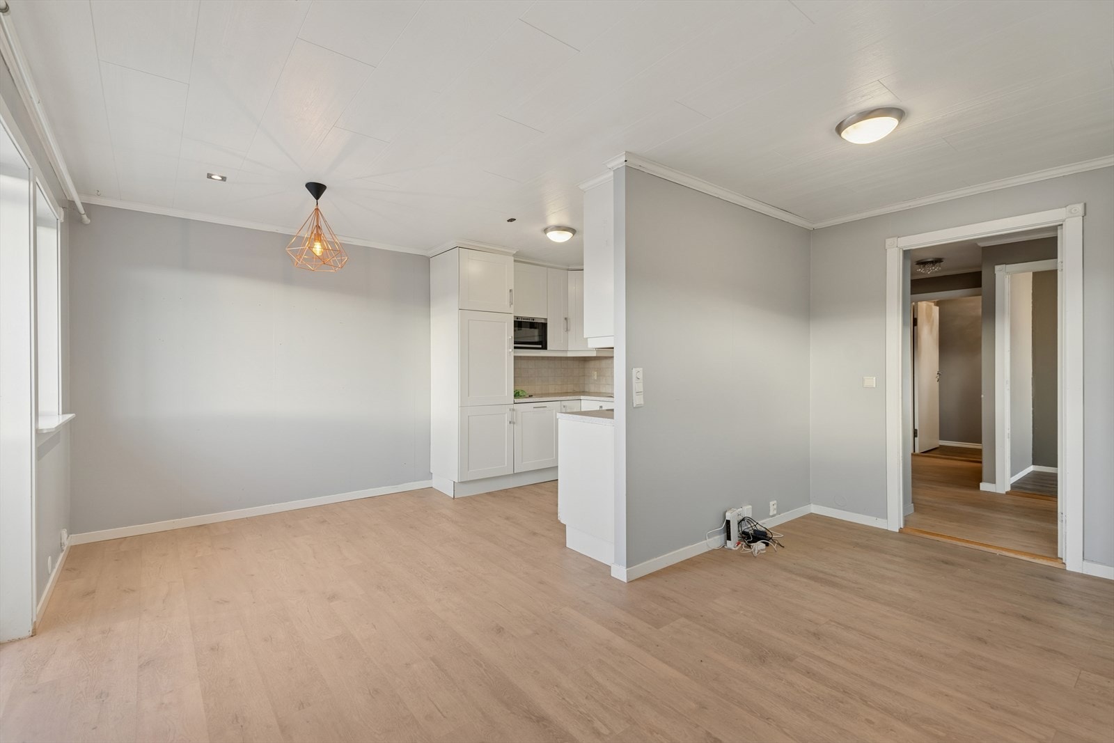 Kjøkkenet har profilerte fronter og laminat benkeplate og ventilator med avtrekk ut. Galleribilde