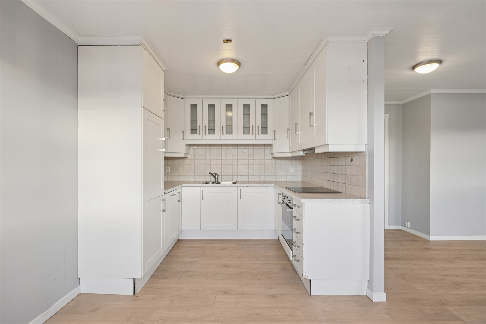 Det er oppvaskmaskin, platetopp og stekeovn, samt kjøkkenventilator med avtrekk ut. Galleribilde