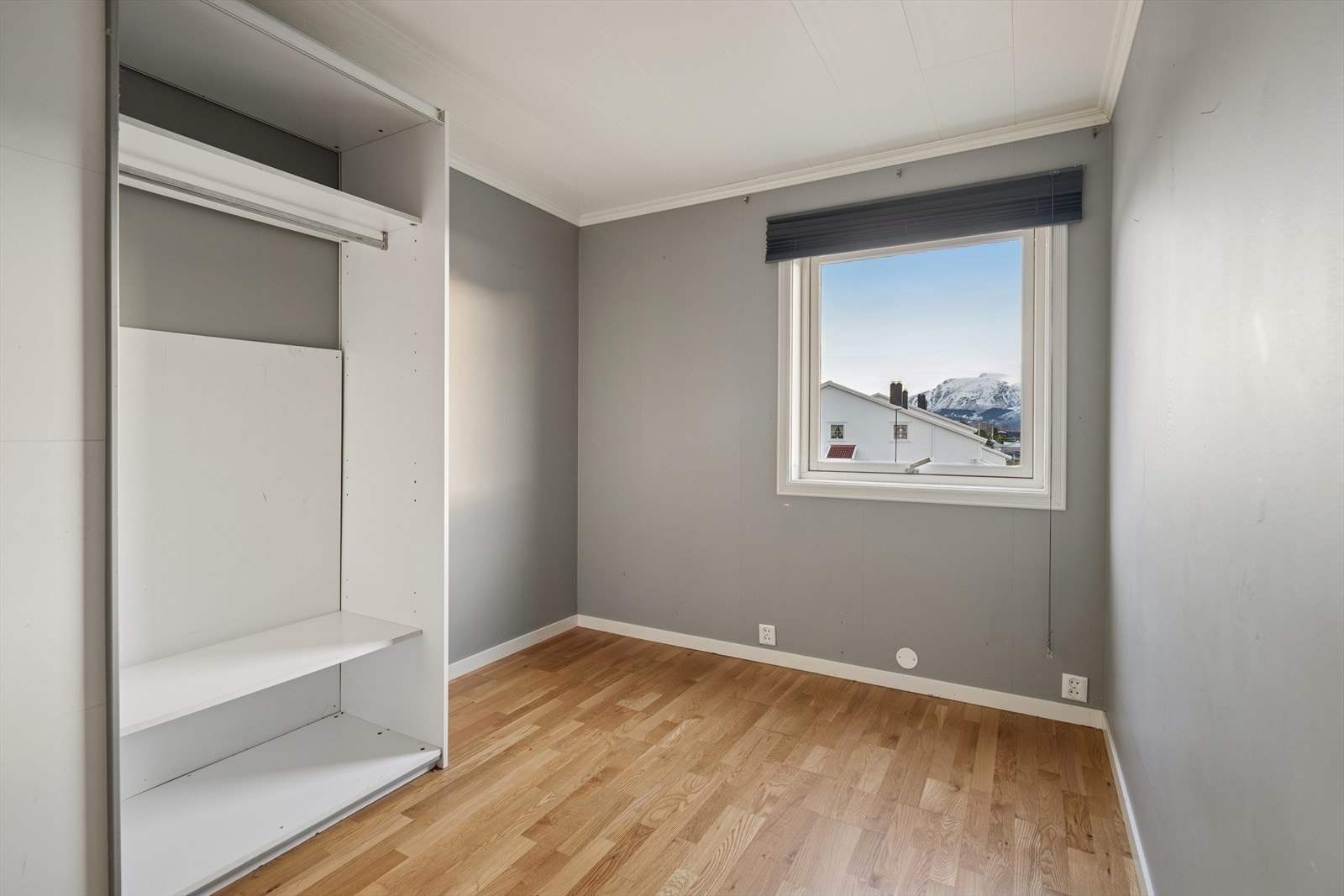 Leiligheten har totalt tre soverom av god størrelse med god plass til seng og garderobeløsning. Galleribilde