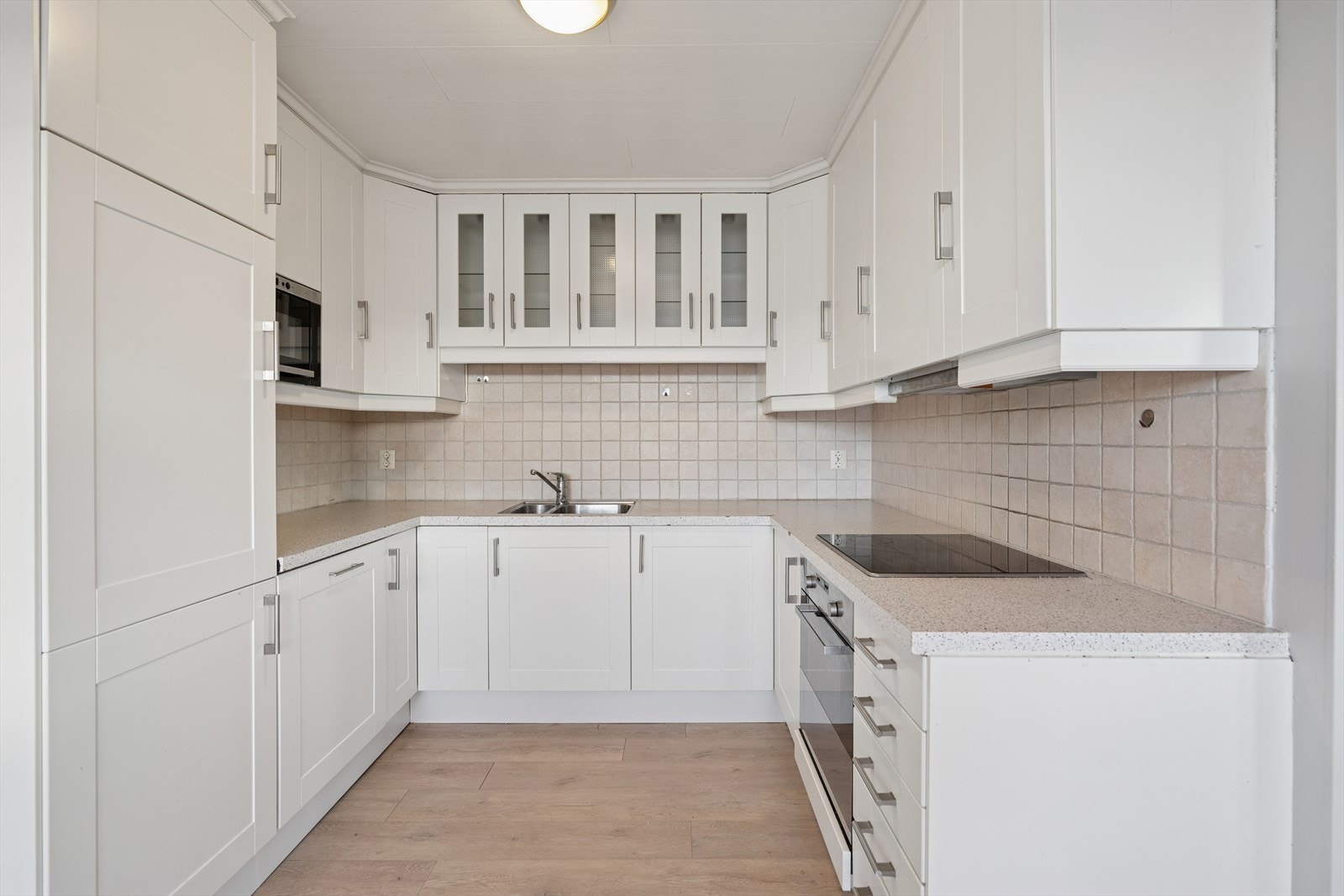 Kjøkkenet har innredning fra 2010 med profilerte fronter og laminat benkeplate. Galleribilde