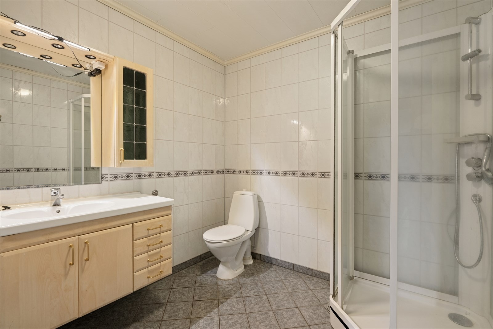 Flislagt gulv med elektriske varmekabler gir komfort og varme på badet. Galleribilde