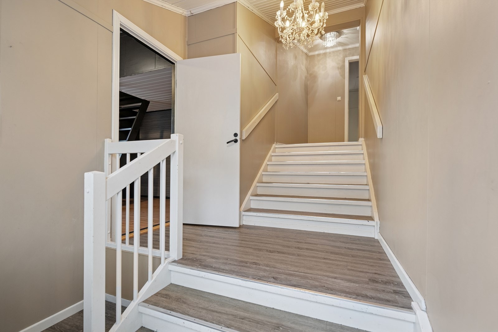 Rommet er malt i moderne og lune farger som skaper en hyggelig atmosfære. Galleribilde