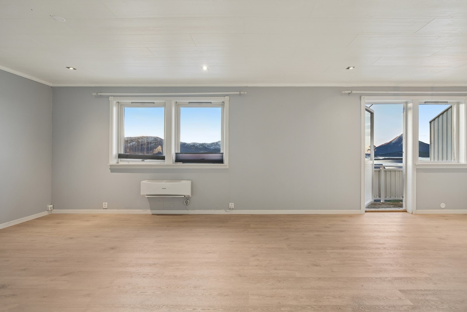 Store vindusflater i stuen gir rikelig med naturlig lys og utsikt mot fjellene. Galleribilde