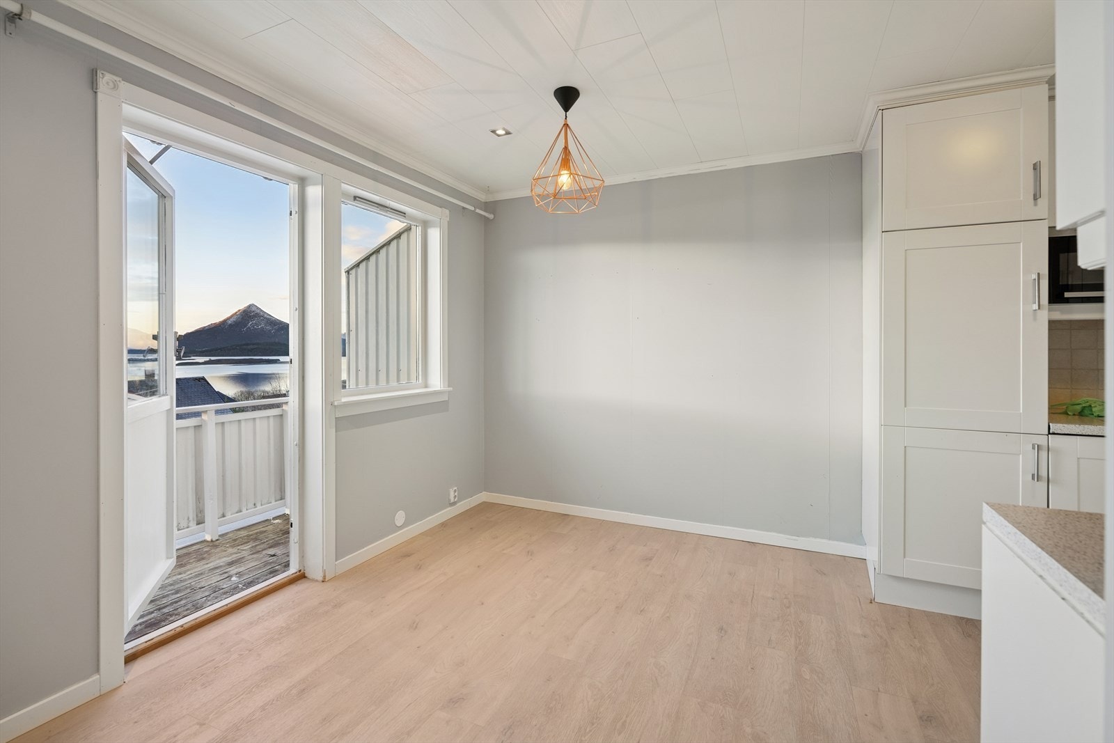 Direkte tilgang til balkongen fra spiseområdet gir en flott utsikt og enkel tilgang til uteområdet. Galleribilde