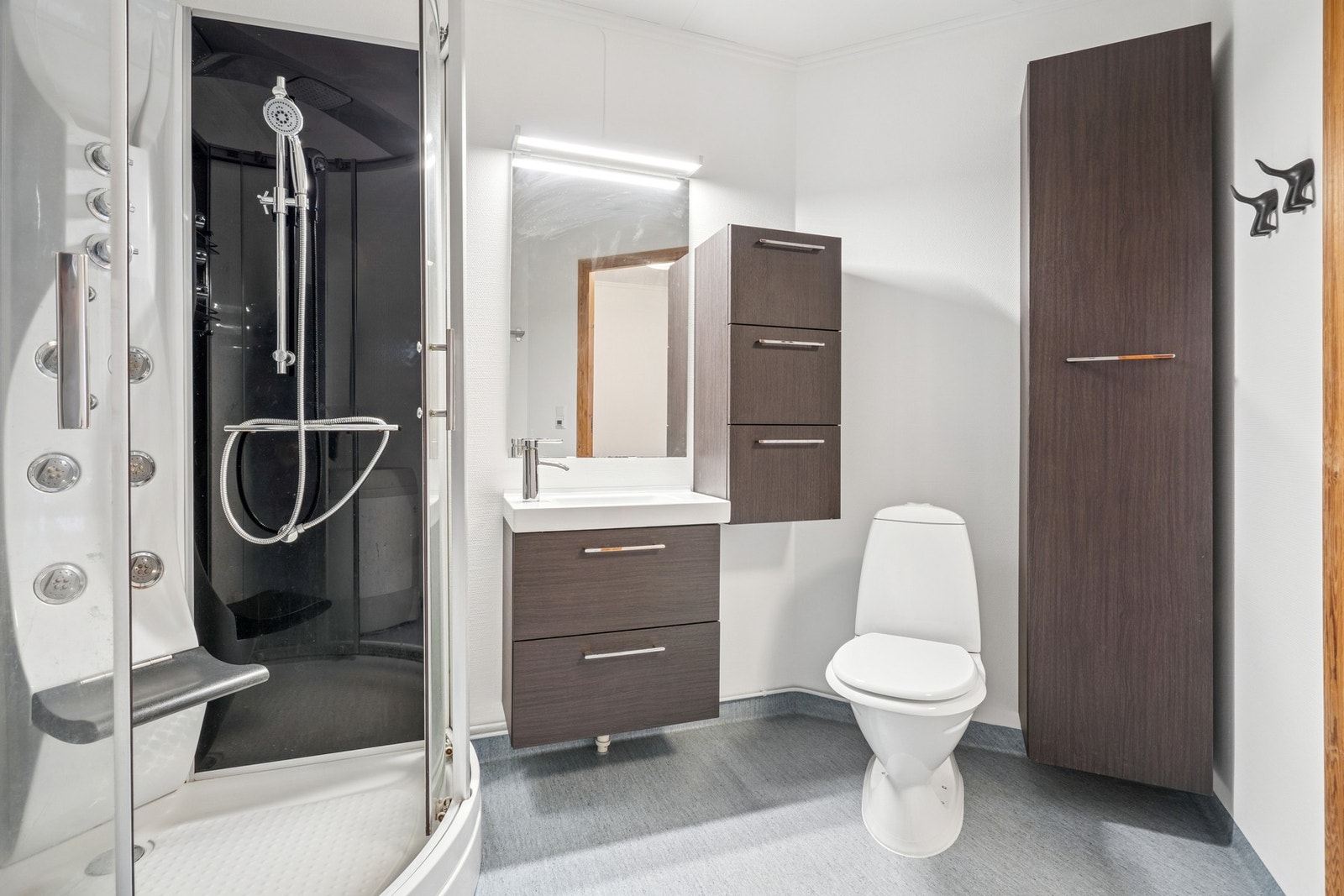 Badet måler 6 kvm. Galleribilde