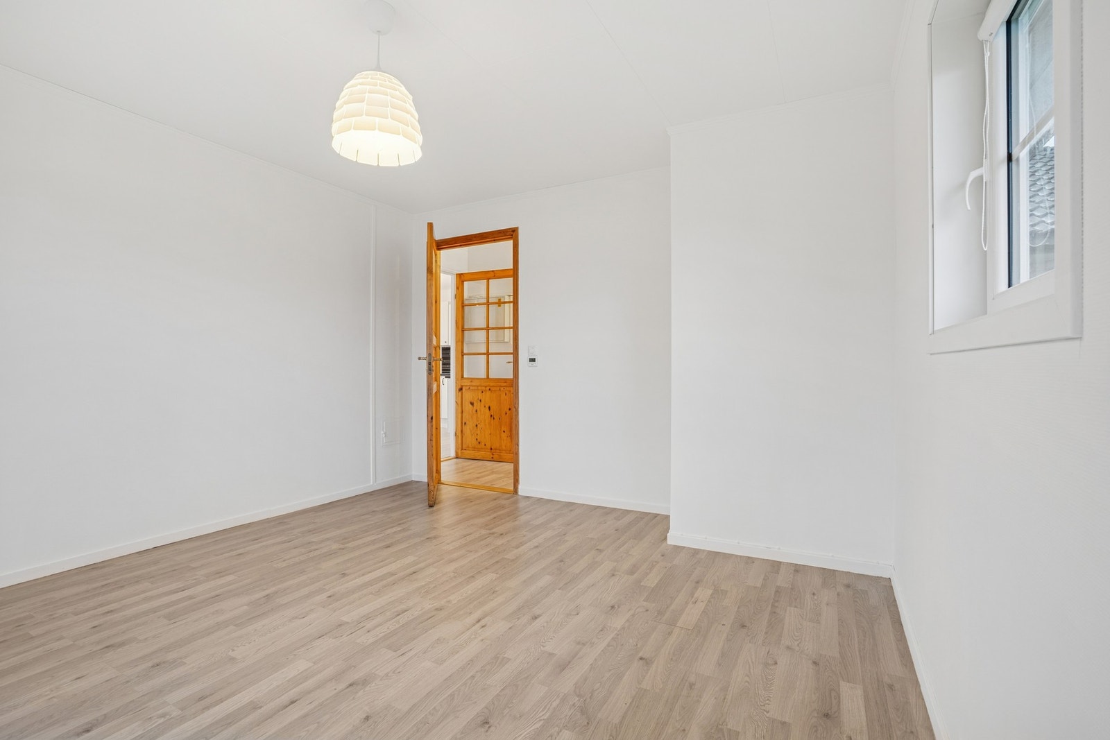 Romslig soverom på 13 kvm malt i lyse farger med god plass til både seng og garderobeløsning. Galleribilde