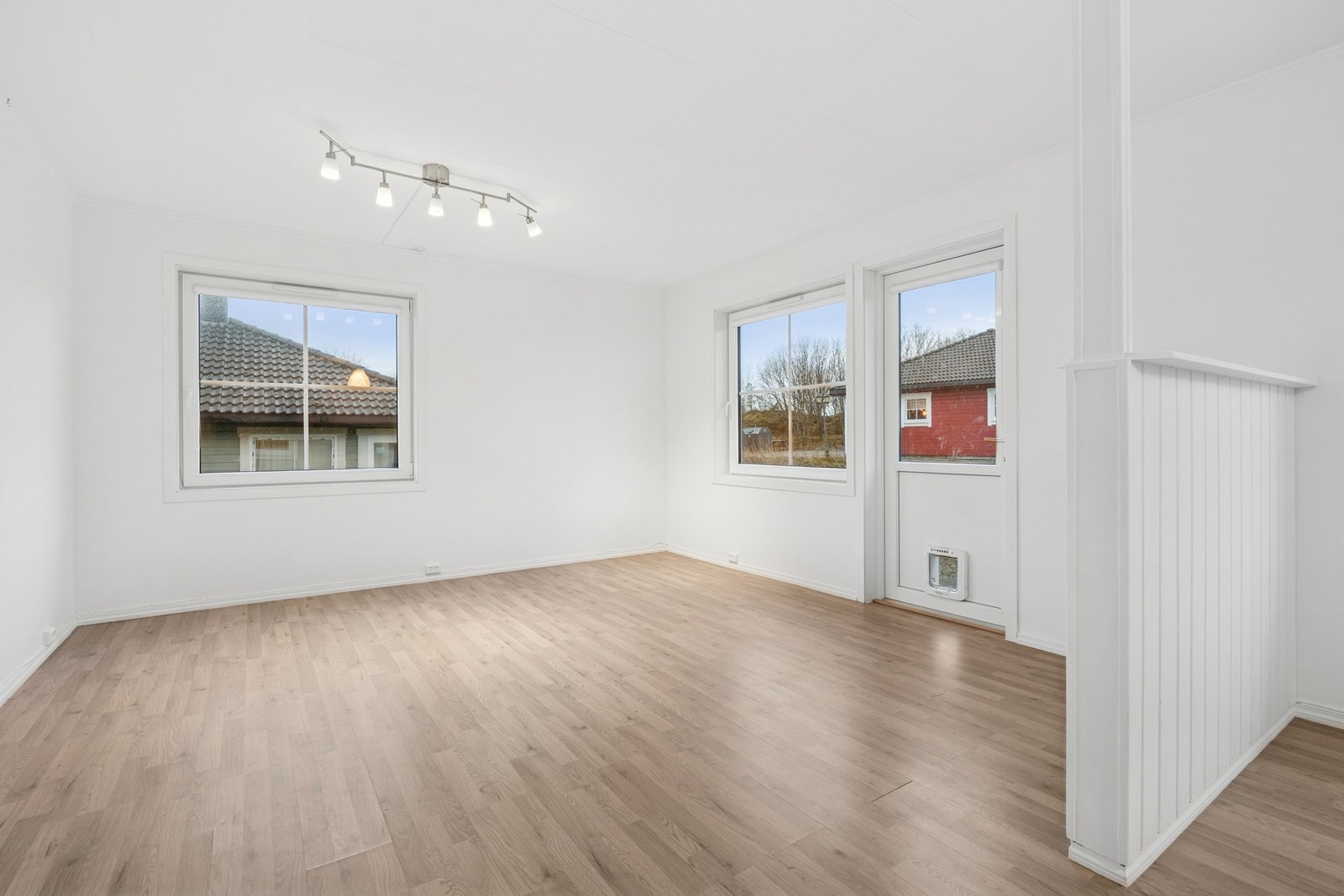 Stuen er malt i en lys, nøytral farge som gjør det lett å sette sitt personlige preg på boligen. Galleribilde