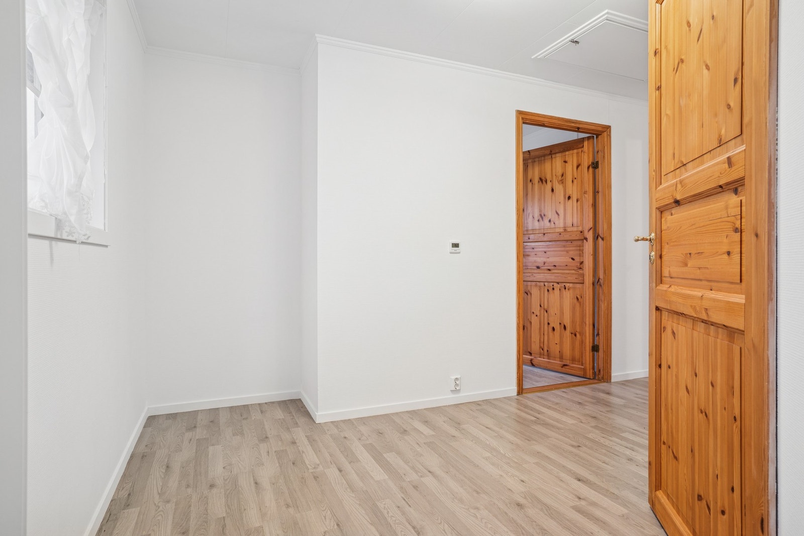 En velorganisert entré som binder rommene sammen på en smart og funksjonell måte. Galleribilde