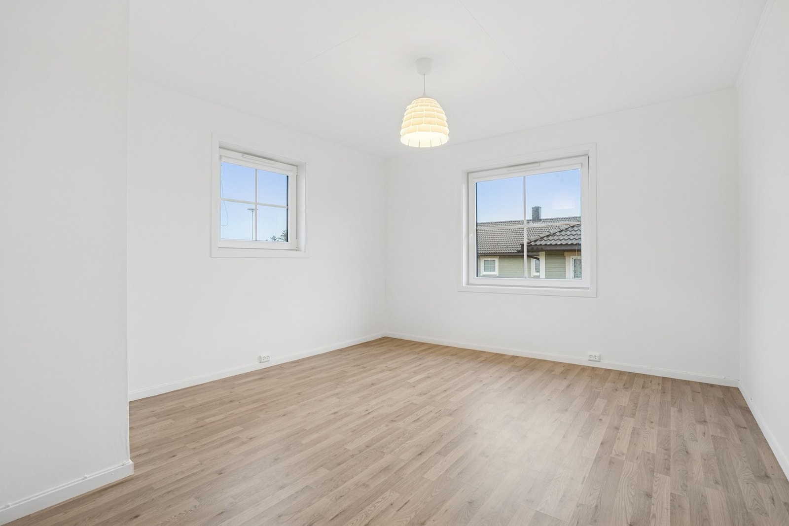 De store vindusflatene gir godt med naturlig lys. Galleribilde