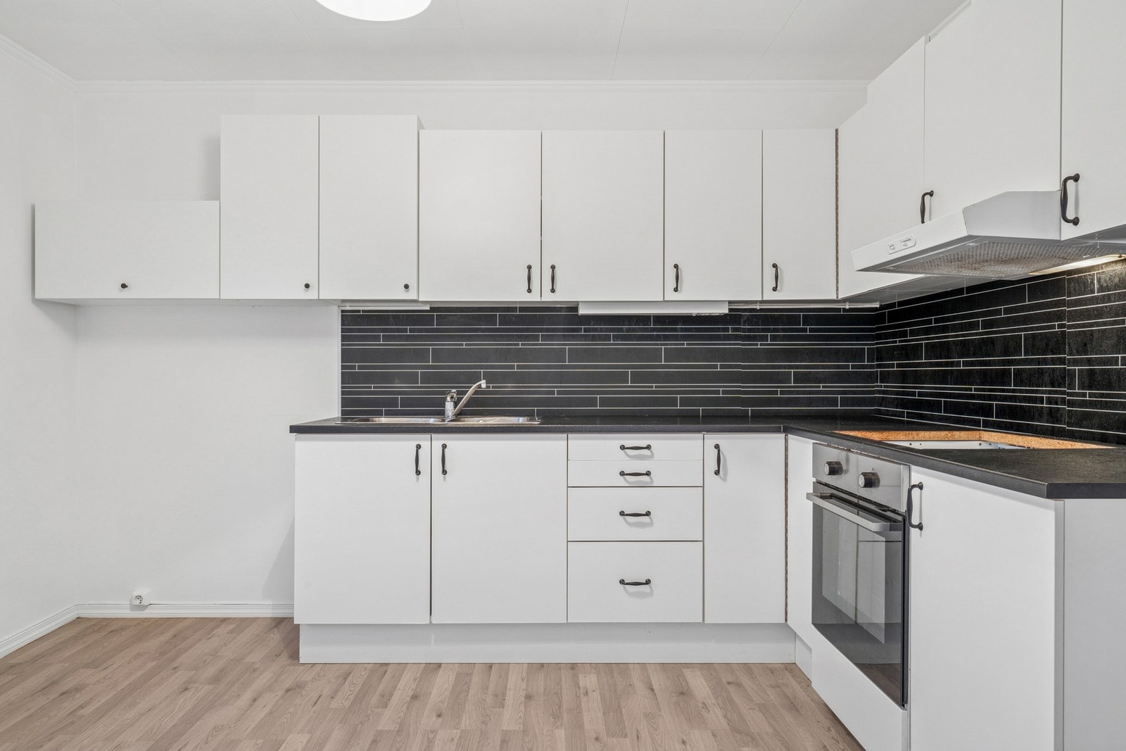 Kjøkkenet er godt utbygget med skap, skuff og benkeplass. Galleribilde