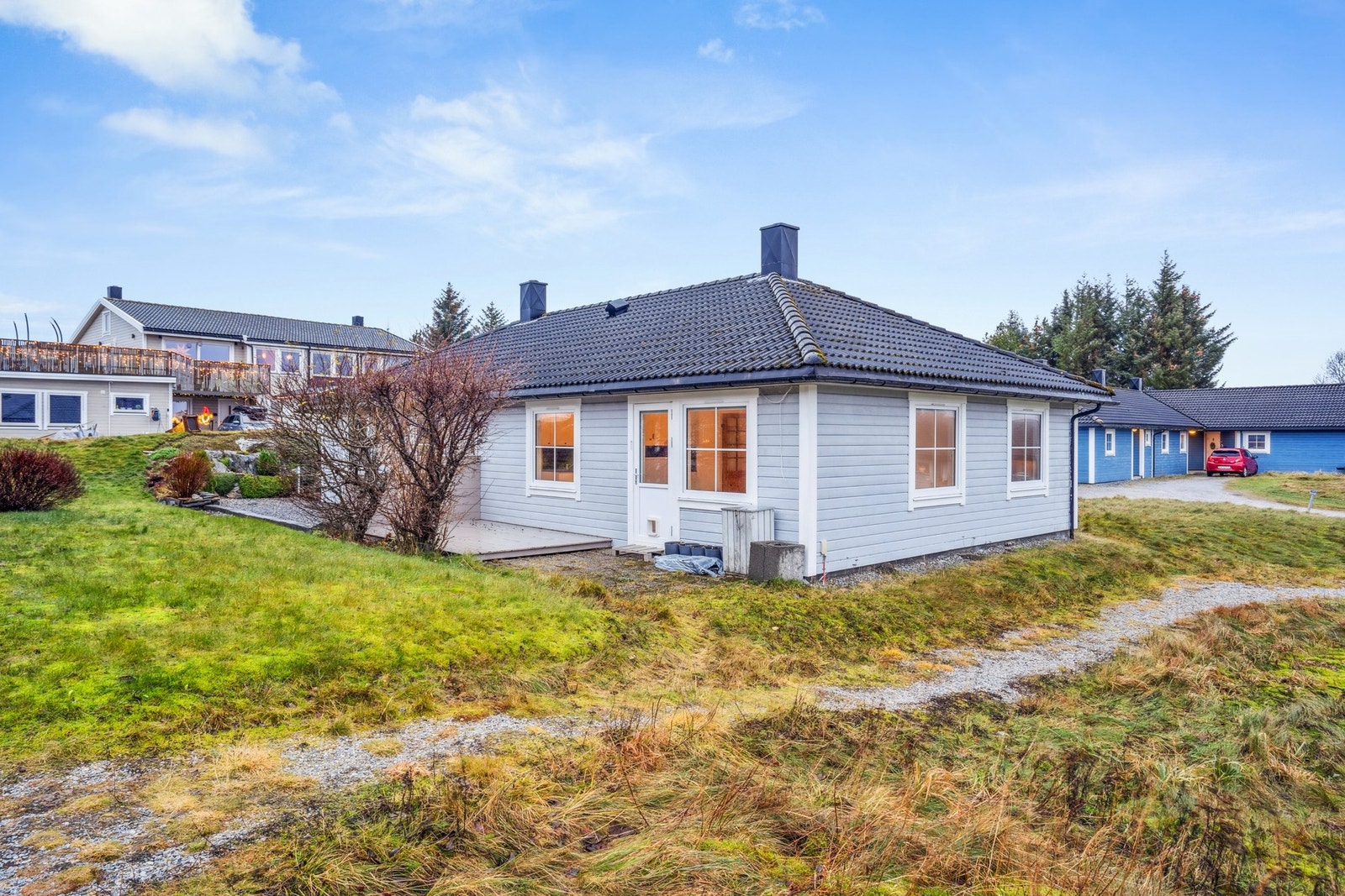 Her bor du i et rolig og etablert borettslag kjent for gode bomiljøkvaliteter og flotte grøntområder. Galleribilde