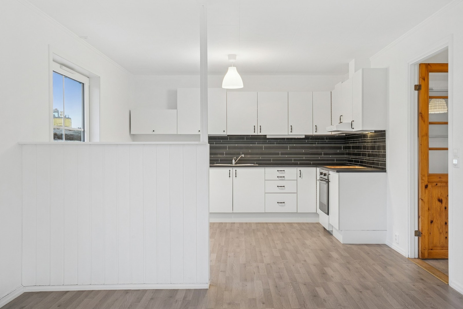 Kjøkkenet er integrert i en åpen løsning med stuen, noe som gir en luftig og sosial romfølelse. Galleribilde