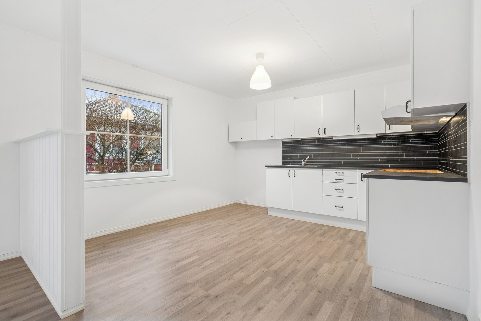 Den åpne løsningen gir naturlig plass til en spisegruppe i tilknytning til kjøkkenet, med rom for spisebord og stoler, og legger godt til rette for både hverdagsmåltider og hyggelige sammenkomster. Galleribilde