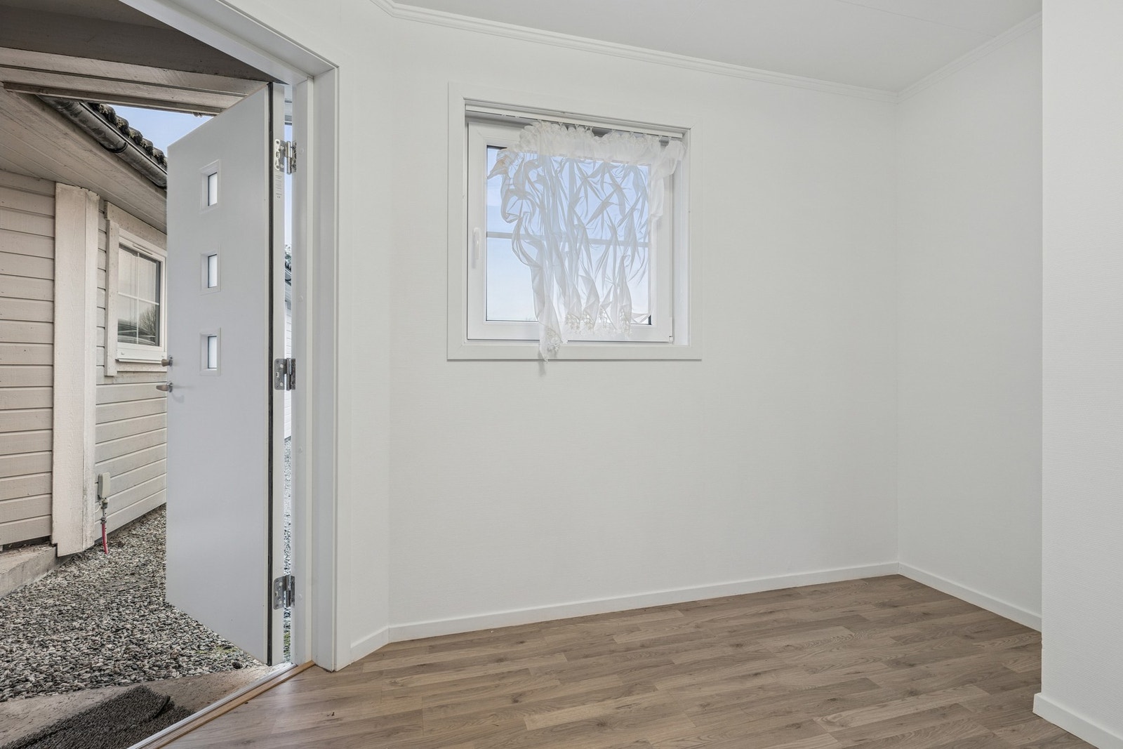 Gode oppbevarings-muligheter og stilrene overflater. Galleribilde