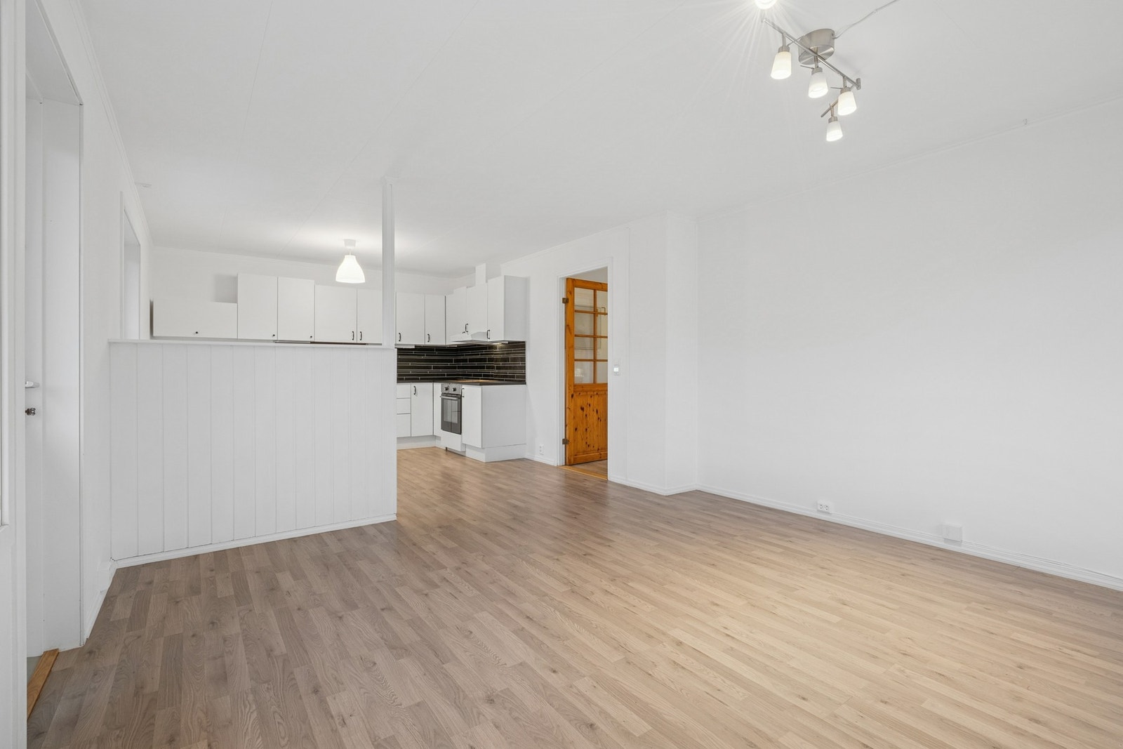 Åpen og lys stue/kjøkken løsning og måler 30 kvm. Galleribilde