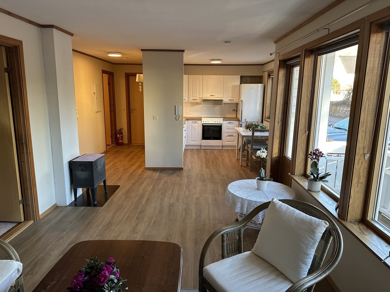 Stue med åpen løsning til kjøkken Galleribilde