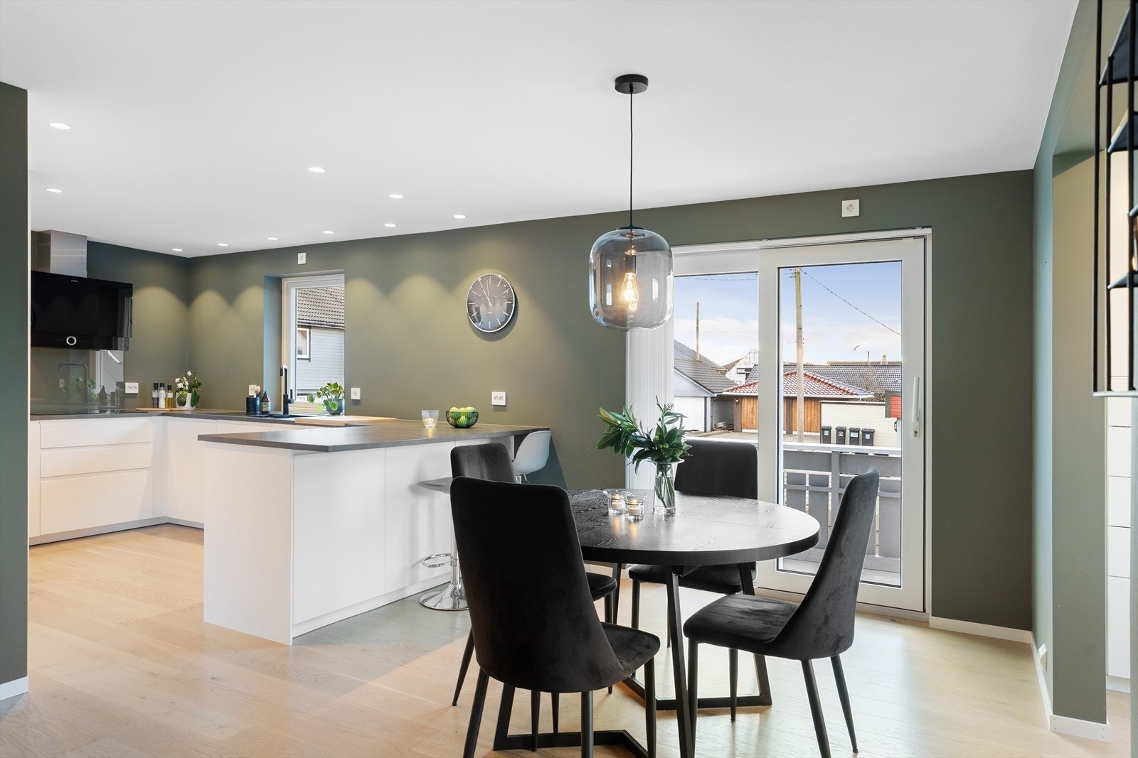 Store vindusflater gir flott lysinnslipp. Galleribilde