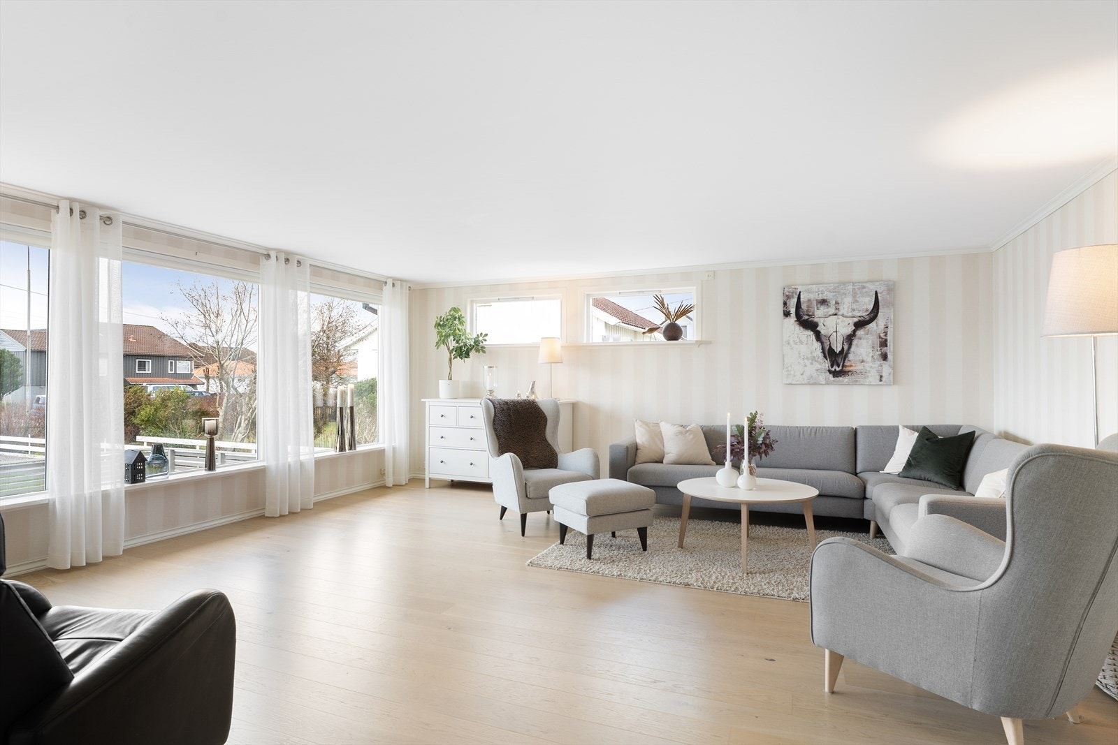 Lys og romslig stue med gode møbleringsmuligheter. Galleribilde