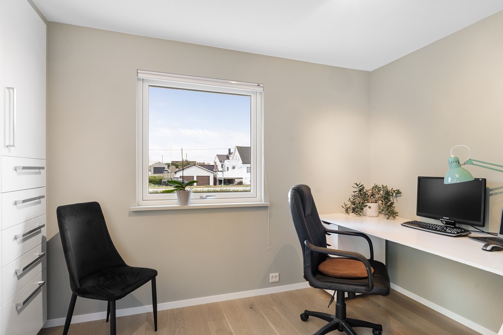 Tidligere soverom, nå brukt som kontor og lekerom ( forlengelse av kjøkken). Galleribilde