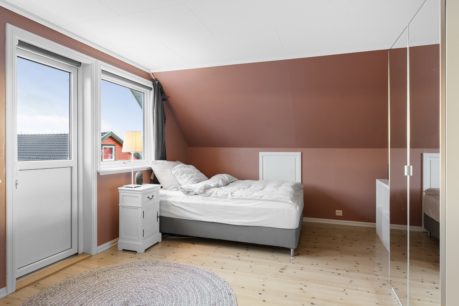 Flott ungdomsrom med god plass og utgang til balkong. Galleribilde