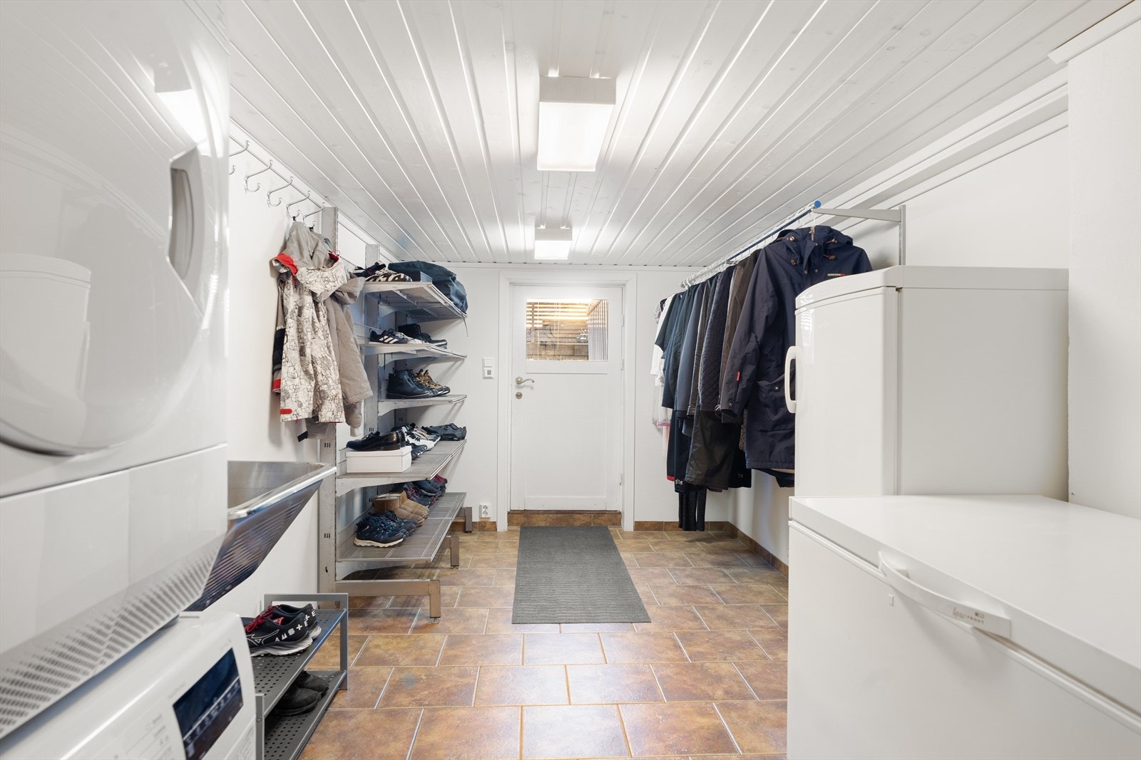 Egen inngang i kjelleretasjen med god oppbevaring. Galleribilde