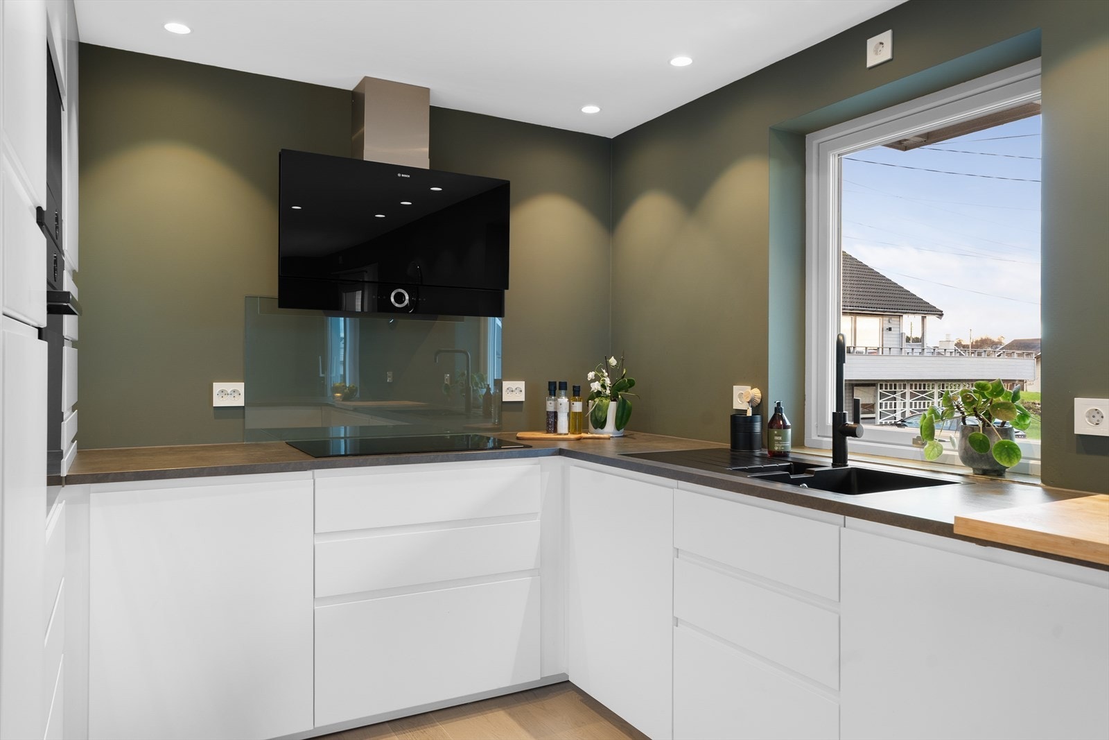 Nydelig kjøkken med moderne løsninger og rene linjer. Galleribilde