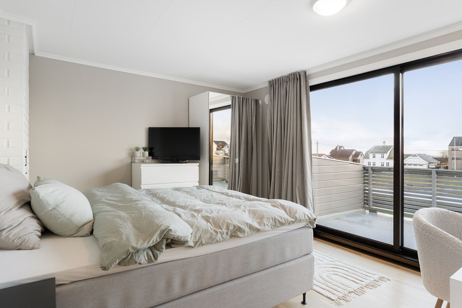 Soverom med store vinduer og utgang til luftebalkong. Galleribilde