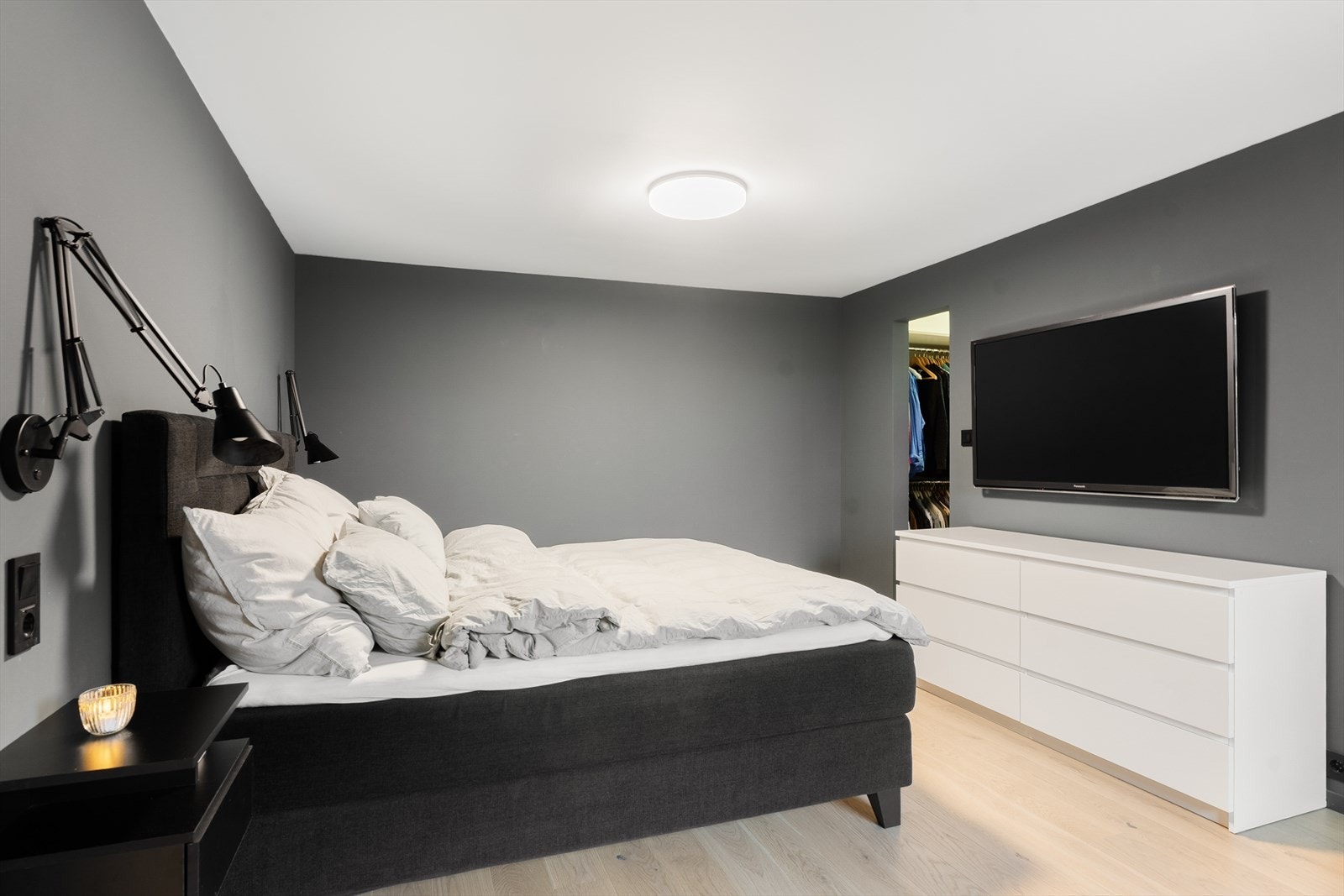 Stort og lekkert hovedsoverom med egen walk-in-garderobe for optimal oppbevaring. Galleribilde