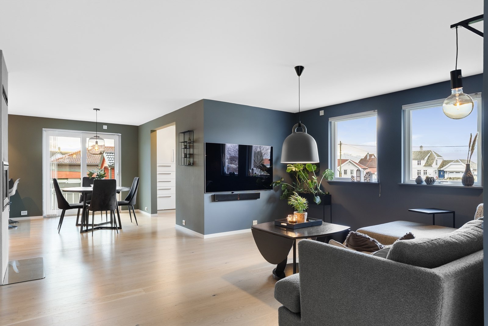 Stort allrom med plass til både spisebord og sofagruppe. Galleribilde