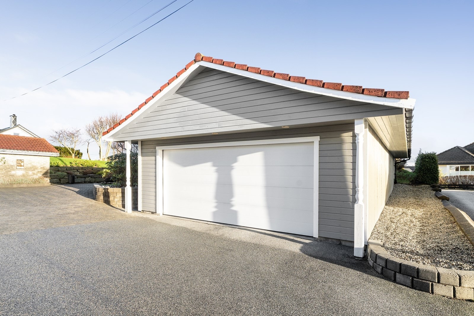 Dobbelgarasje med god lagringsplass. Galleribilde