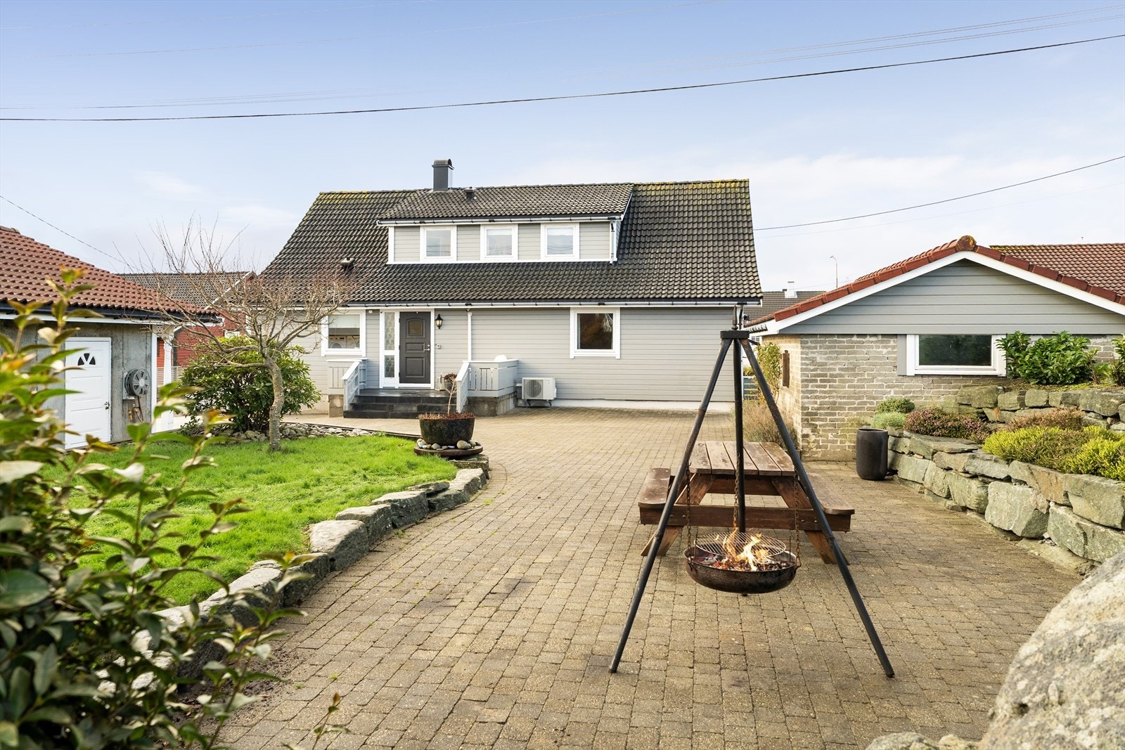 Romslig uteplass med flere uteområder. Galleribilde