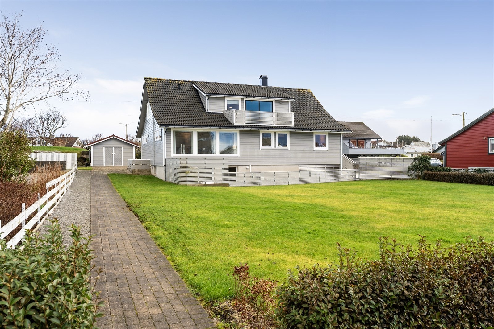 Snorrevegen 9 byr på en stor, flott enebolig med imponerende tomt. Galleribilde