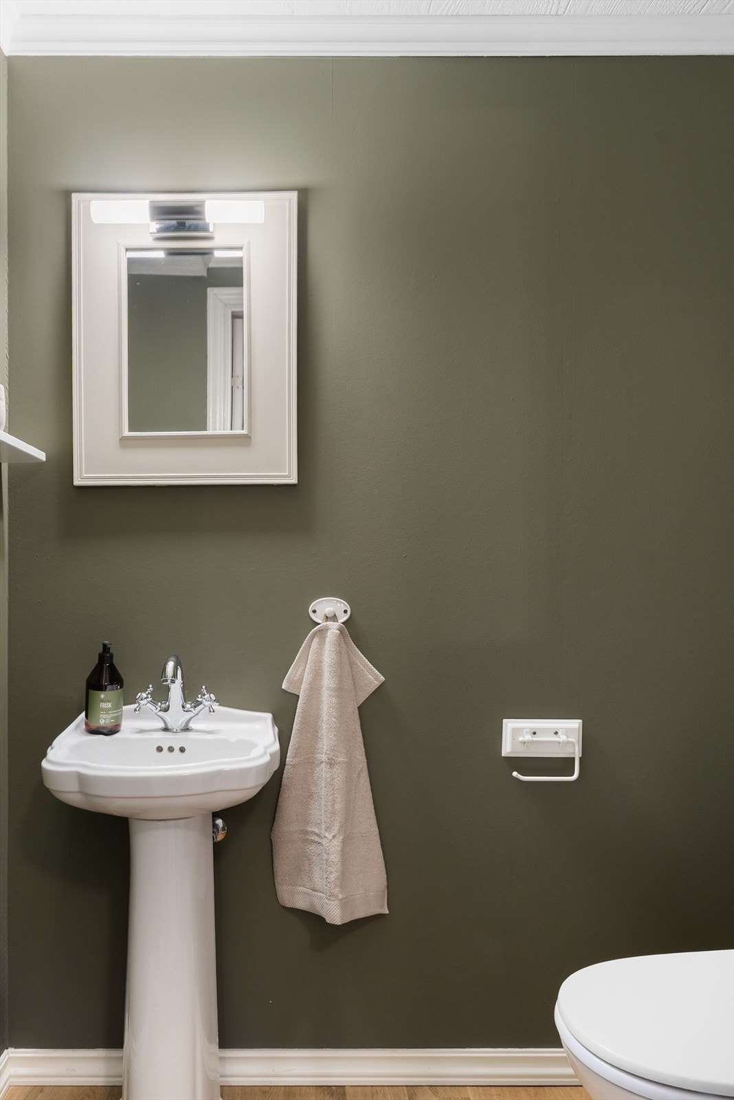 Praktisk gjestetoalett med moderne fargevalg. Galleribilde