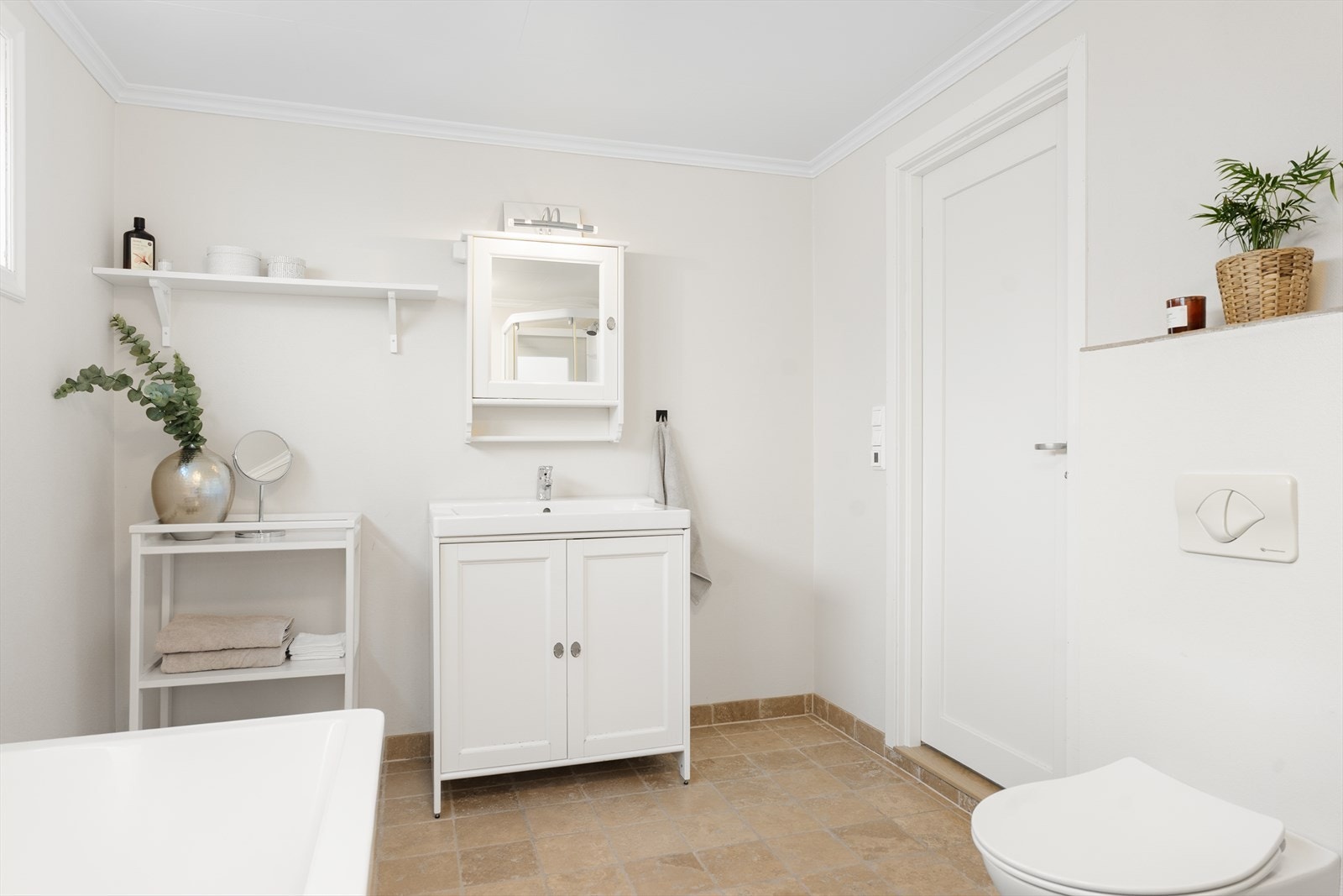 baderommet har en effektiv planløsning som utnytter rommet godt. Galleribilde