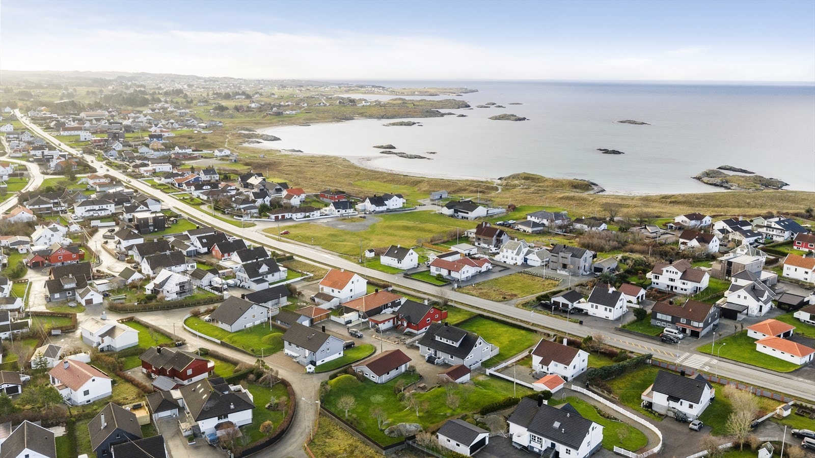 Boligen ligger veldig sentralt med kort vei til det meste Åkrehamn har å by på. Galleribilde