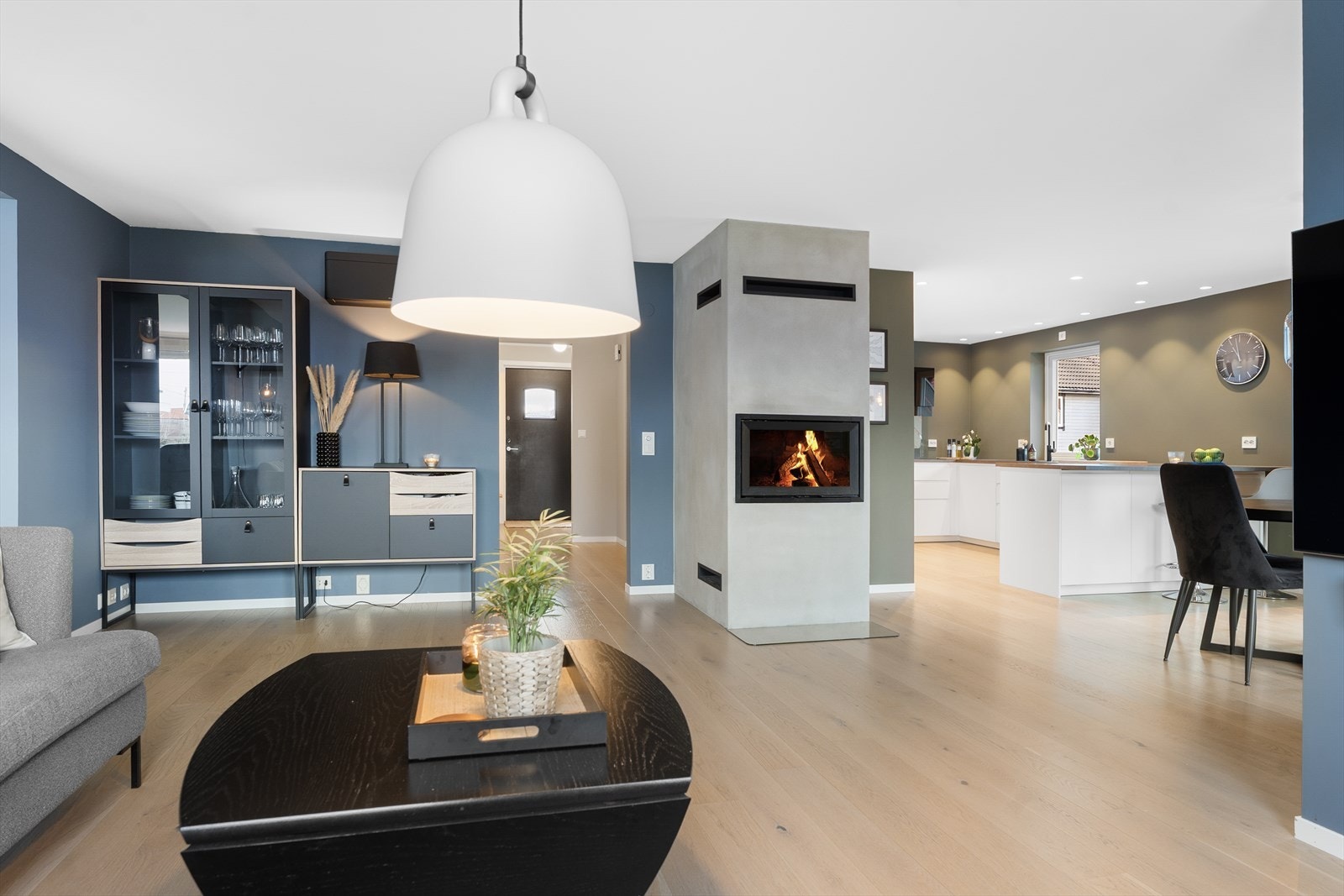 Stort og åpent allrom med gjennomgående god standard. Galleribilde