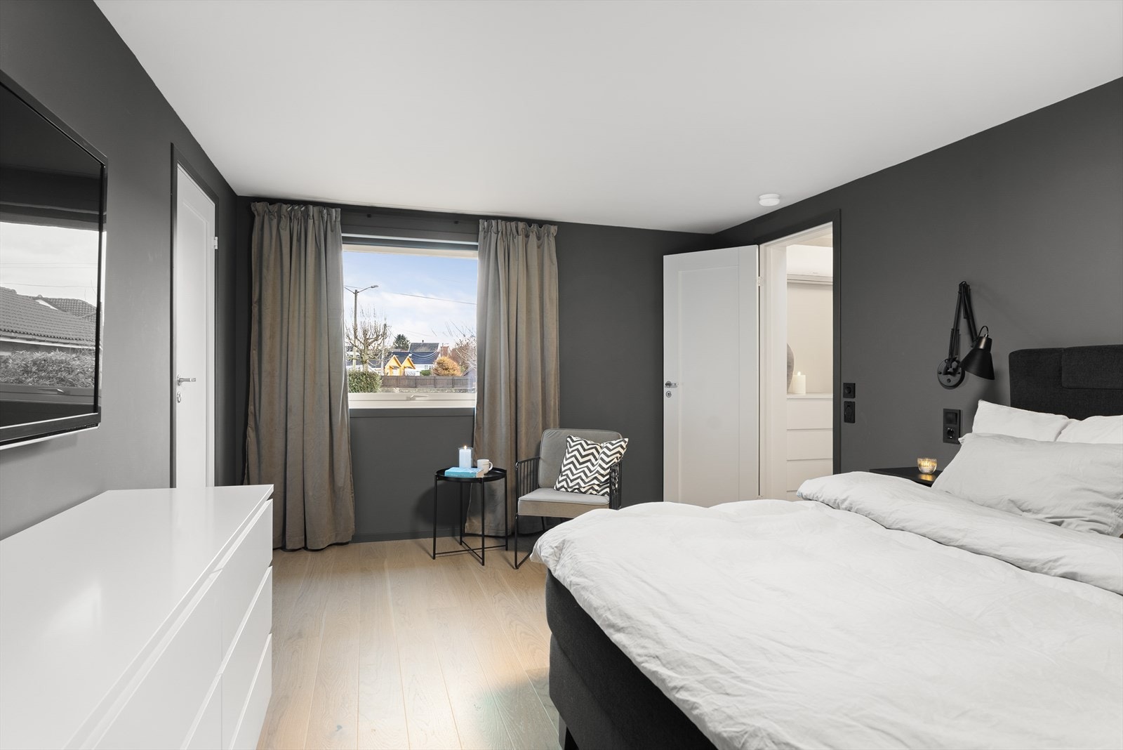 Listefritt fra vegg til tak - gir et stilrent og eksklusivt preg. Galleribilde