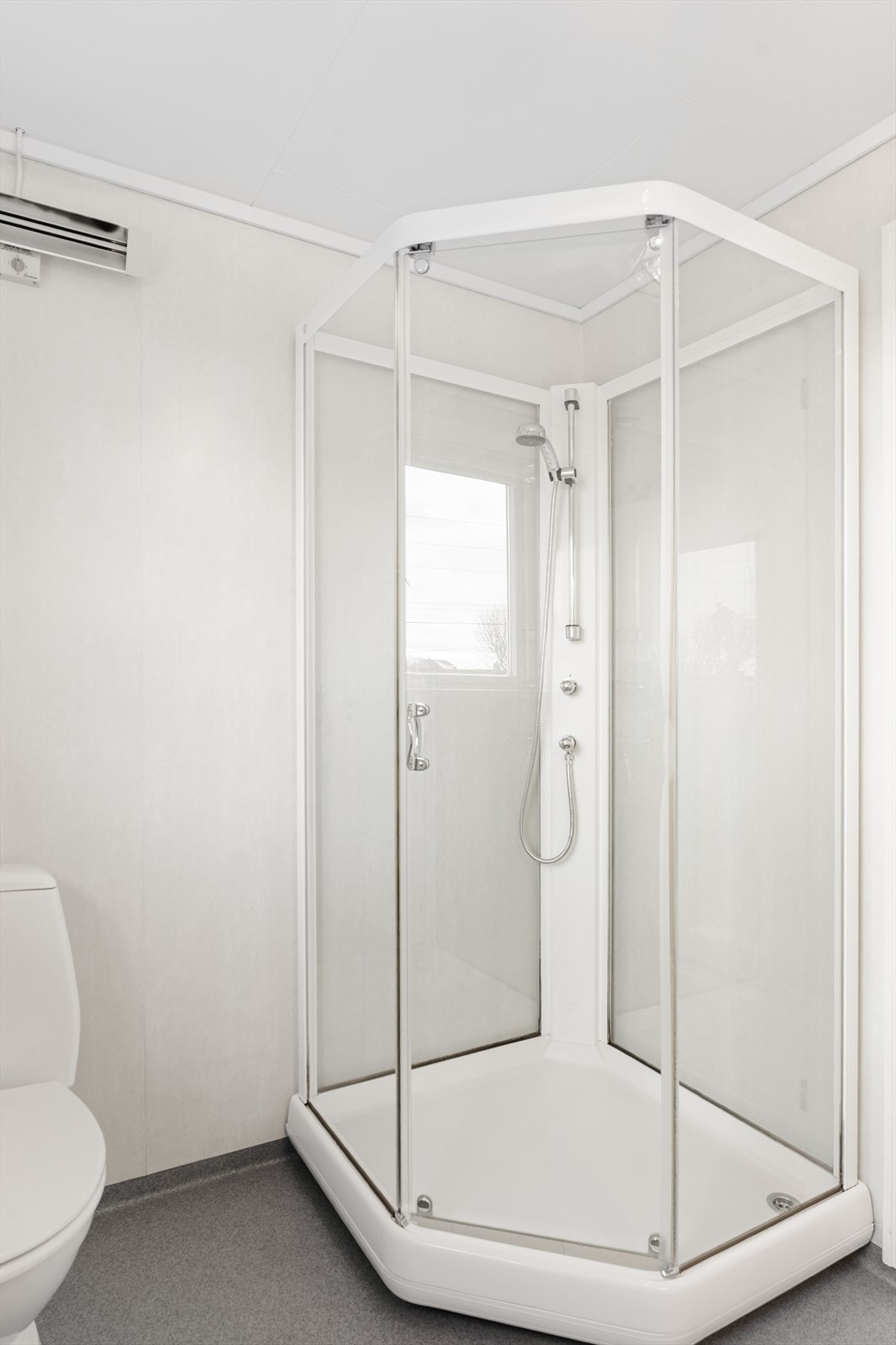 Baderom med dusj, wc. og vask i seksjon. Galleribilde